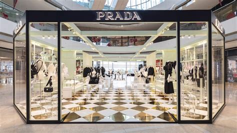 Prada presenta i pop up “Prada Symbols” 